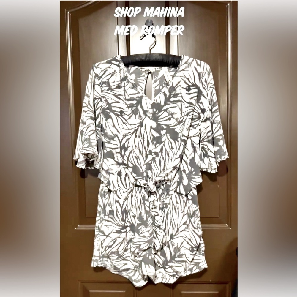 Mahina Gray and White Tropical Print Romper Shorts, Size M, Bell Sleeves